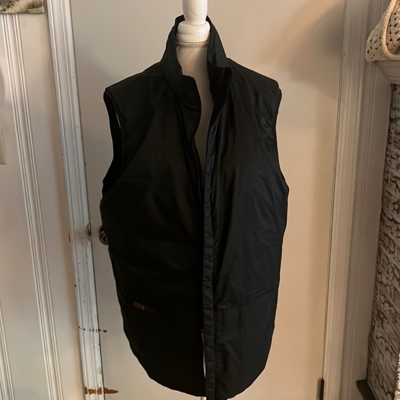 Dakine Other - Famine reversible black puffer vest